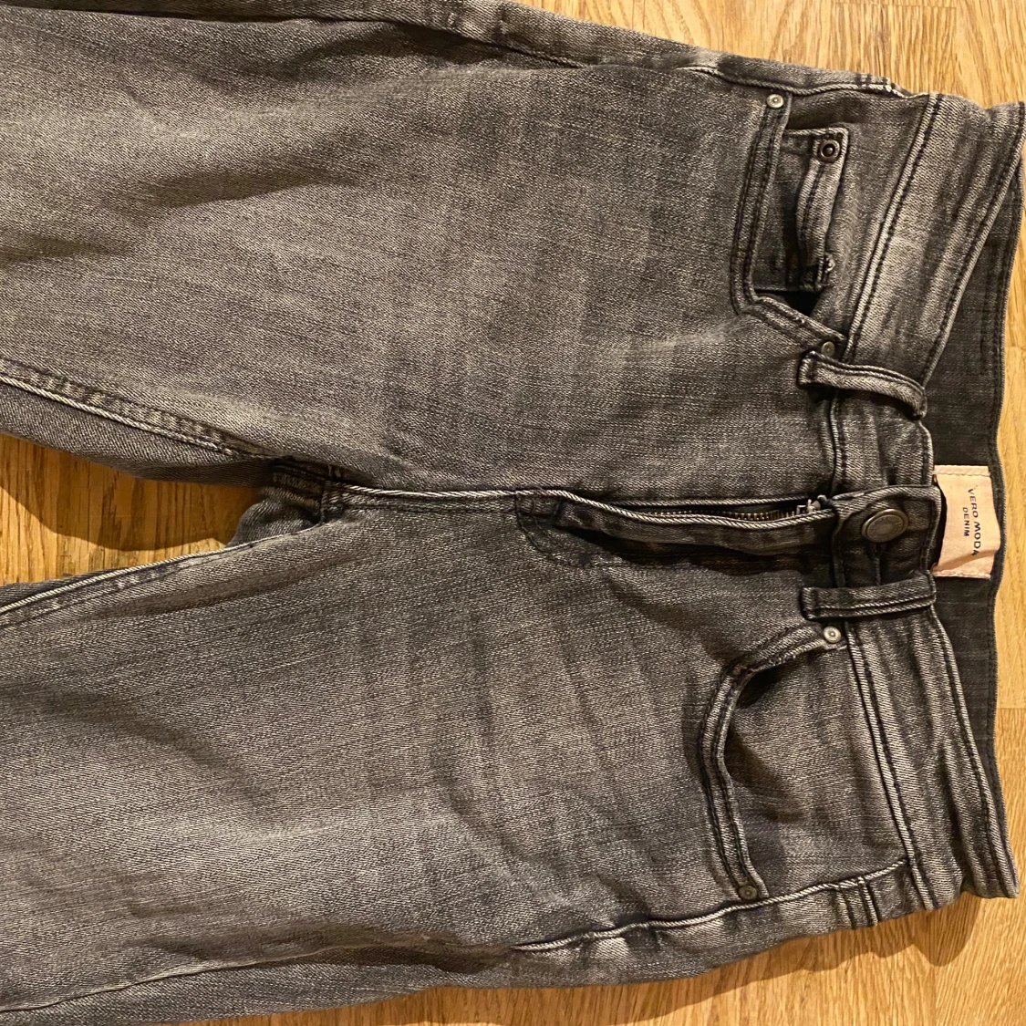 Grå bootcut jeans från Vero Moda 