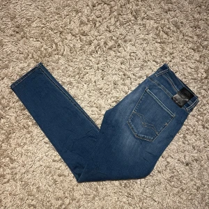 Replay anbass hyperflex jeans herr blå w32 - Replay anbass hyperflex jeans i slim passform. Mycket bra skick, inga märkvärdiga defekter. Storlek W32. Skön wash på dessa , postas samma dag som köp eller dagen därpå🙌💯