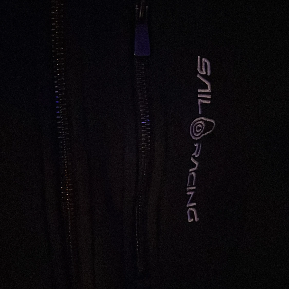 Svart hoodie från Sail Racing - 2