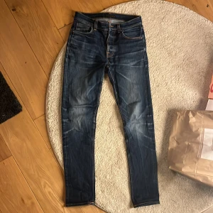 slim fit nudie jeans - Snygga mörkblå jeans från Nudie Jeans i modellen slim fit. Galen honey comb och slitningar där fram håll i en av framfickorna men det går att fixa grattis vid en av nudies affärer då de har life time repears w30 l34