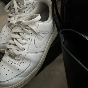 Nike air force dam storlek 39 - Vita nike air force storlek 39. Kommer såklart att tvättas innan frakt o fräschas upp. 