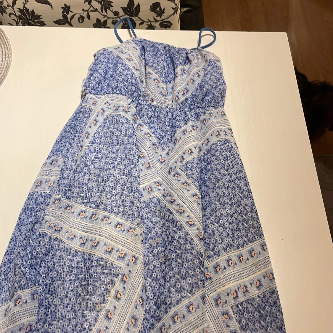 Blå blommig sommarklänning 122