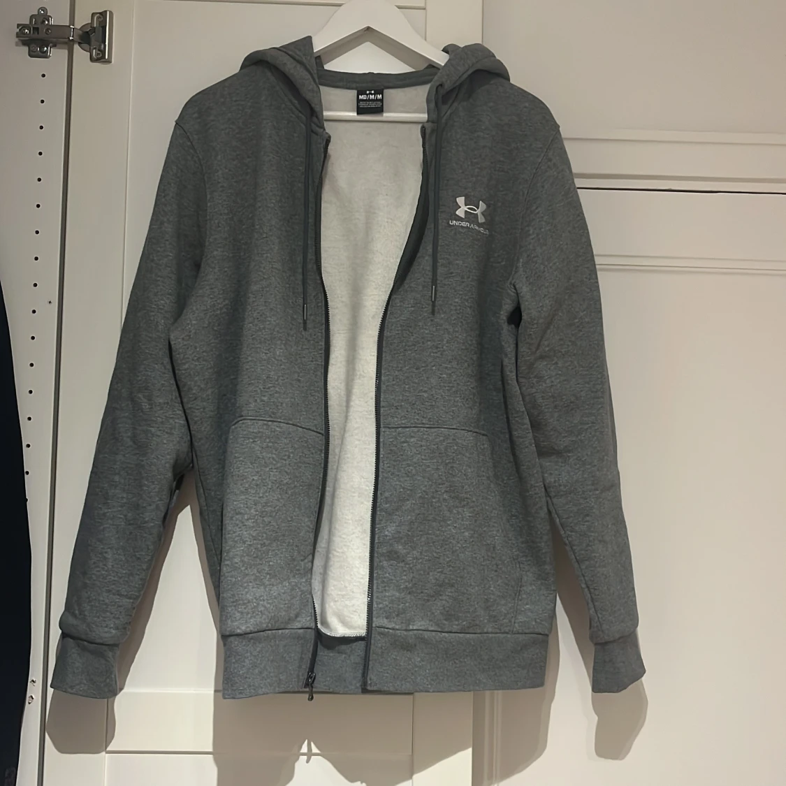 Grå hoodie från Under Armour  - 4