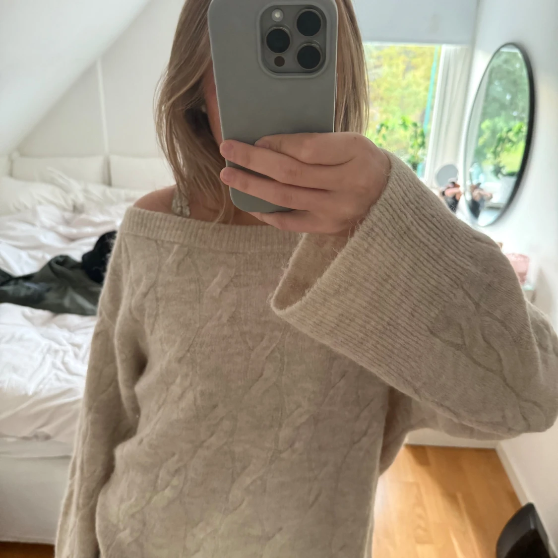 Beige stickad offshouldertröja
