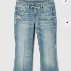 Diesel ljusblå bootcut jeans - Snygga ljusblå jeans från Diesel med bootcut passform och klassisk femficksdesign. Jeansen har dubbla knappar i midjan. Supersnygga o köpte för 2000kr nästan aldrig använda. Storlek 25/32
