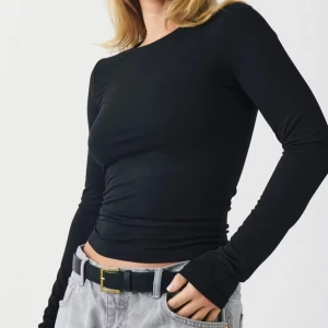 Svart och vit långärmad topp - BYTER MOT SAMMA FAST I XSS!! Två stilrena långärmade toppar i svart och vitt med rund halsringning och tight passform. Perfekta att styla med jeans eller kjol. Tillverkade i mjukt och stretchigt material som sitter skönt mot kroppen.