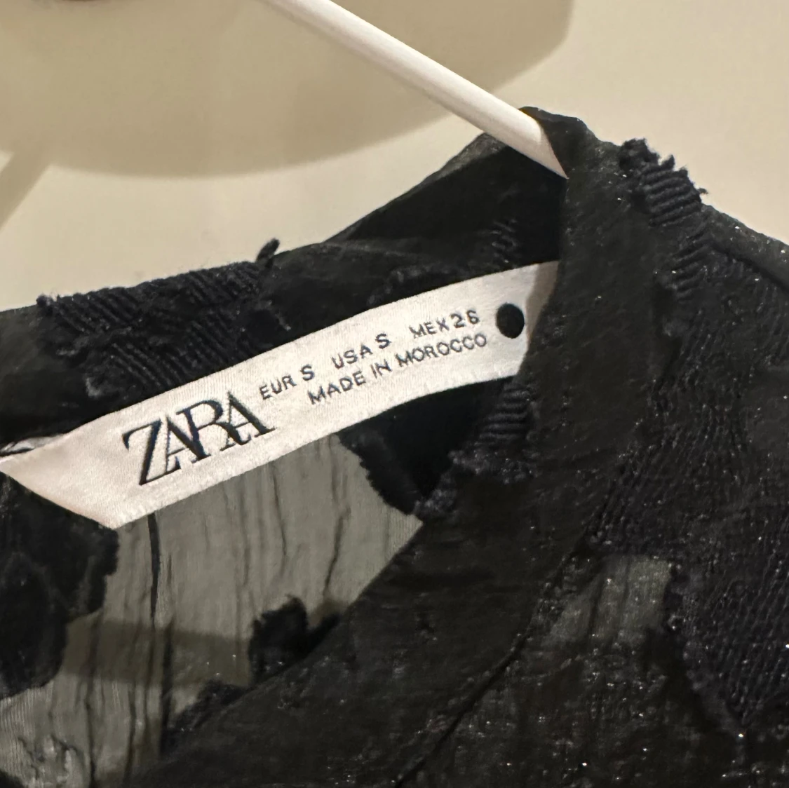 Svart blommig blus från Zara - 2