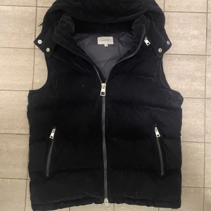 mörkblå mocka väst från Philippe - mörkblå mocka väst i storleken  S men passar XS, Inga defekter alls använd max 10 gånger. Luvan går att ta av och sättas på igen. Skriv för fler bilder