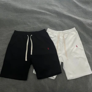Ralph lauren shorts  - Ralph lauren shorts i både svart och vit. Nästan Helt nya men utan prislapp eftersom jag har använt dom 2 gånger. Det går att fixa, om man bara vill köpa ett par, det är bara att skriv vid funderingar! 