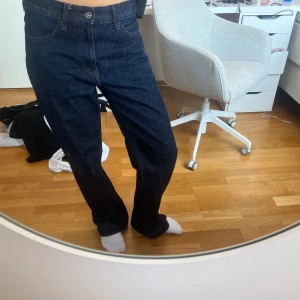 Mörkblå raka jeans från uniqlo - Ett par mörkblåa raka jeans från uniqlo. Använd nån enstaka gång. Jag är 170 och har vanligtvist storlek 36/S. färgen är mer som den på de två första bilderna