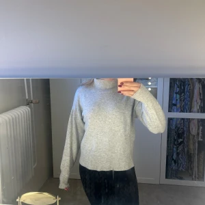 Ljusgrå stickad polotröja - Mysig ljusgrå stickad polotröja som passar till allt💞den är lite nopprig men annars o bra skick, kontakta vid frågor eller funderingar!!