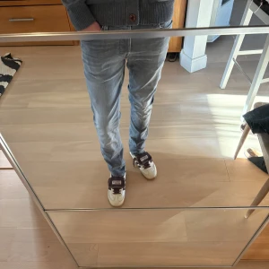 Vintage Grå jeans från Jack & Jones - Ett par feta jeans i storlek 30/32 hör av er vid frågor🙌 Vid snabb deal kan pris diskuteras