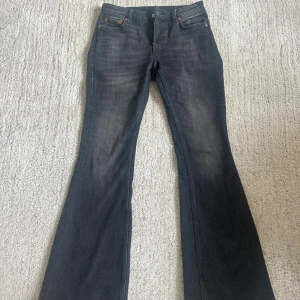 Bootcut jeans  - Säljer dessa Lågmidjade flared jeans ifrån Weekday. Använd Max 1 gång så inprincip väldigt nya. Strl 27/32 passar mig som brukar ha 36 i jeans och är runt 167cm o är väldigt bra i längd❤️