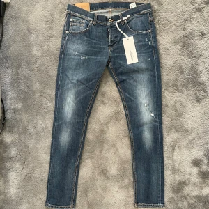 Dondup jeans - Tja! Säljer nu dessa extremt feta dondup jeansen! Dondup jeansen är i fint skick! Alla slitningar är orginal från fabrik=design!  Nypris 4000+! Skriv vid bilder eller frågor! Vid snabbaffär=bättre pris