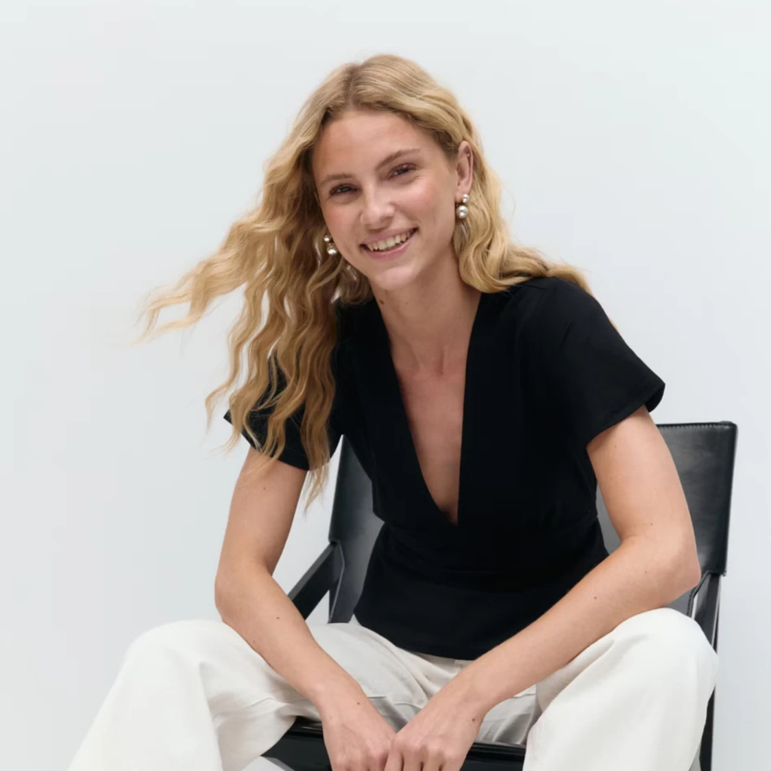 Svart v-ringad blus från Gina Tricot