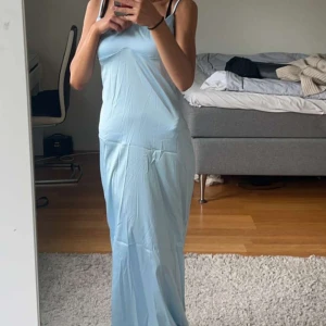 Klänning - Säljer denna silkesklänning i storlek XS. Nyskick, aldrig använd. Vid intresse är det bara höra av sig❤️