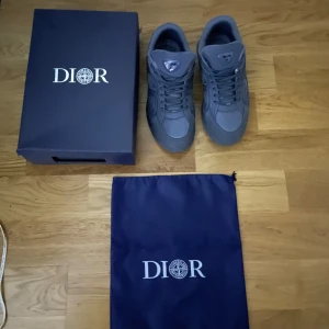 CD B30 skor - Ett par snygga CD B30 skor med topp kvalité kommer med originalkartong och dustbag, skriv för flera bilder eller annat! Fraktar snabbt efter köp 🚚