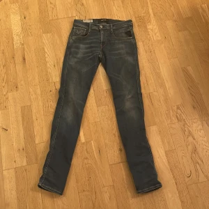 Blåa Replay jeans anbass - Säljer ett par fina replay jeans i modellen anbass, väldigt fint skick 9/10 storlek 29/32 mitt pris 399kr hör av er i chatten om eventuella frågor!