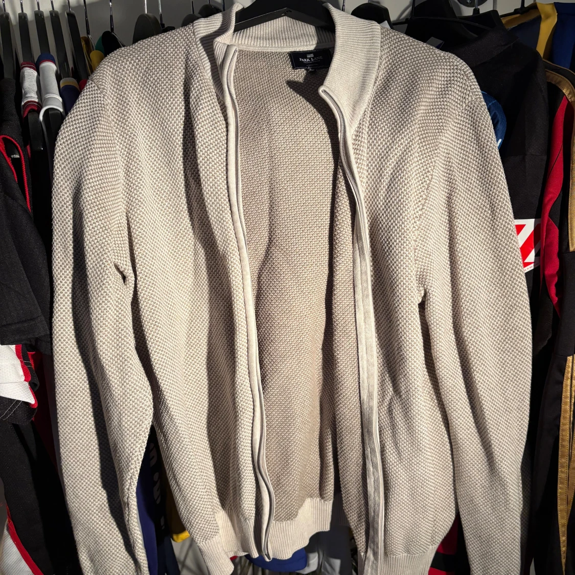 Beige stickad kofta med dragkedja