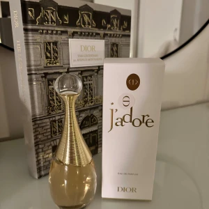 Dior J'adore Eau de Parfum - Dior J'adore Eau de Parfum – en ikonisk parfym med elegant design. Perfekt för dig som vill ha en lyxig känsla i vardagen. Snygg flaska och exklusiv förpackning. Volym och ingredienser syns ej på bilderna.