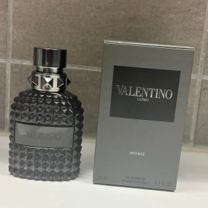 Valentino Uomo Intense EdP 50ml - Säljer en valentino uomo intense som är en mycket exklusiv doft. Doftar vanilj och maskulint. Ungefär 40-42ml kvar i flaskan. Nypris:1200kr MITT pris: 600kr 