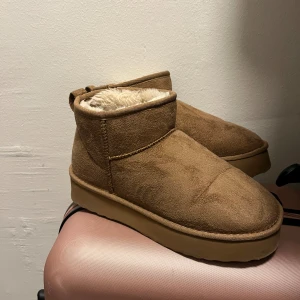 Uggs  - Uggs från Nelly i storlek 38 i mycket fint skick. 200kr