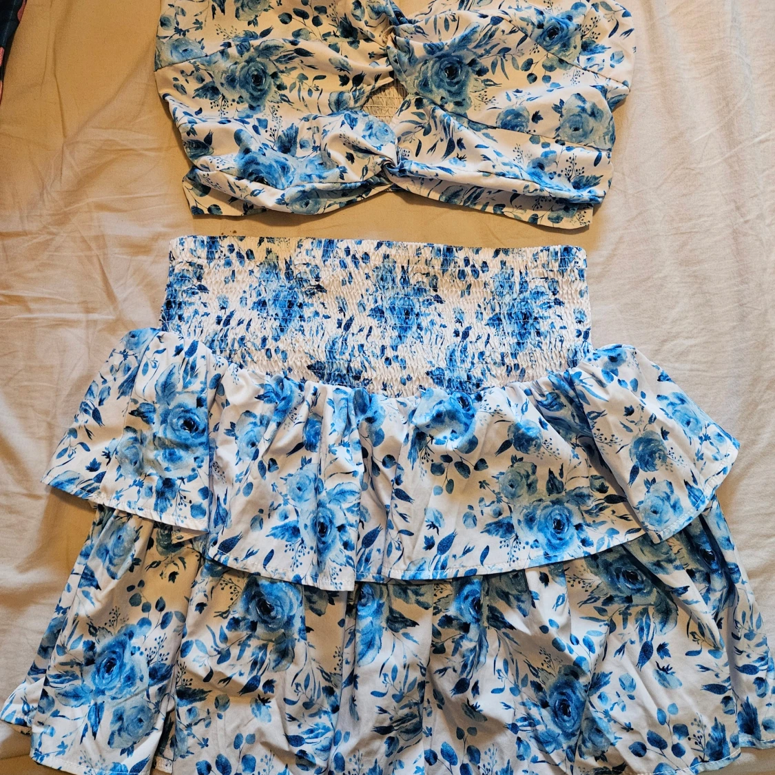 Fint Blommig seti blått och vitt