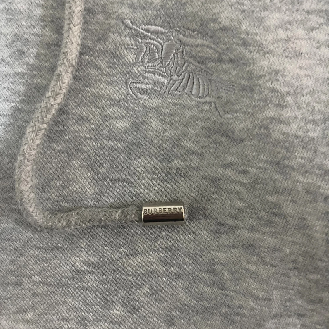 Grå hoodie från Burberry med dragkedja - 2