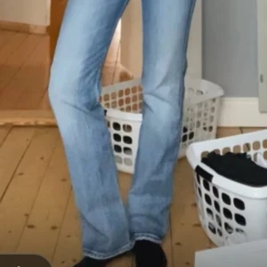 Blå bootcut jeans från Diesel - Snygga blå jeans från Diesel med klassisk bootcut-passform. Har inte använt dem mer än en gång. Midjemått rakt över är 38 cm och innerbenslängden 79 cm. Första bilden syns inte jätte bra så fråga gärna om fler bilder.