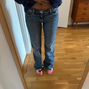 Bershka jeans bootcut - Säljer mina låg midjade jeans då dem inte kommer till användning, har ett litet slitage på ena benet längst ner(kan skicka bild) men inget man lägger märke till, annars är dem som helt nya💕