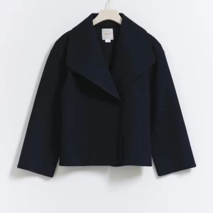 Marinblå kappa med bred krage - Super fin marinblå kappa ifrån Gina tricot! 