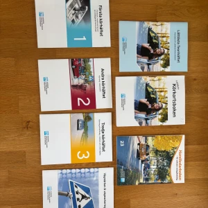 Körkortsboken + tillhörande material - Perfekt paket för dig som vill ta körkort! Innehåller Körkortsboken, Lättlästa Teorihäftet, Första, Andra och Tredje Körhäftet, Vägmärken & vägmarkeringar samt Handledarboken. Allt du behöver för att plugga teori och klara körkortet!
