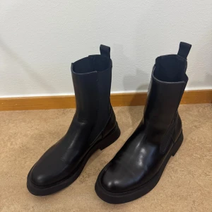 Svarta boots  - Ett par svarta boots från Zara i stl 37 säljs för 250 kr. 
