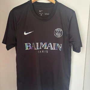 Svart PSG balmain tröja  - Fett PSG Balmain tröja som är helt oanvänd 