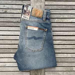 Nya Nudie Jeans Lean Dean - Säljer du dessa otroligt snygga Nudie jeans! De är storlek 28/32 och modell Lean Dean. Helt sprillans nya med tags, alltså helt oanvända! Nypris är 1600 online! Hör av dig vid frågor och funderingar, priset är inte hugget i sten! 