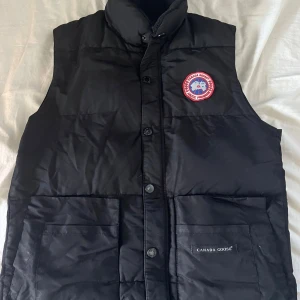 Canada goose väst - Canada goose väst funkar helt bra de är A kopia den är rätt så bra skick 