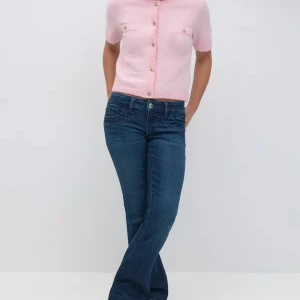 Mörkblå bootcut jeans med normal passform - Snygga mörkblå jeans med bootcut-snitt och klassisk femficksdesign. Jeansen har normal passform och är tillverkade i ett stretchigt denimtyg som sitter skönt. Perfekta för dig som gillar en tidlös look med lite utsvängda ben.