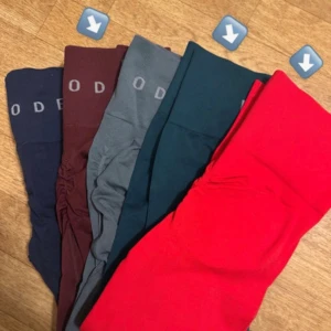 Prime scrunch leggings från Relode  - Dom med pilar är dom som finns kvar.  450:- styck. 