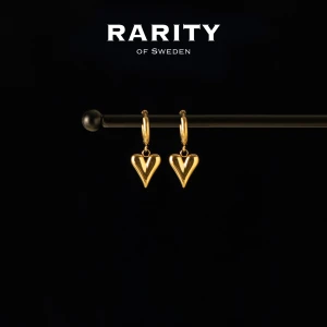 Heart Earring - Gold: Guldiga hjärtörhängen  - Otroligt snygga örhängen med hjärtan i rostfritt stål!! Örhängena är i fin guldig färg och passar så bra för att piffa upp en outfit och lägga till en extra detalj🪽Likt alla andra våra smycken tål dessa örhängen vatten och håller sitt glans länge!! Vid frågor eller funderingar - välkommen att skriva till oss🪽