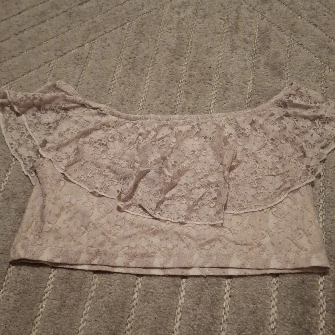 Beige offshoulder spets topp