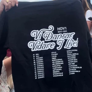 HOV1 hoodie 2025 - Säljer HOV1 hoodien från 2025 i strl M! Inga defekter och helt oanvänd. Tar bud men helst inte lägre än 1000 då jag köpte den för ca 900💕är dock hyfsat öppen för diskussion!