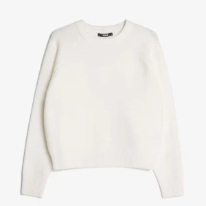 Vit stickad tröja från Bik Bok - Supermjuk vit stickad tröja från Bik Bok med rund halsringning och långa ärmar. Tröjan har en klassisk, enkel design med ribbade muddar vid ärmslut och nederkant. Perfekt att styla med jeans eller kjol för en clean look.                        Tröjan är helt oanvänd med prislapp kvar!                Original pris: 399kr