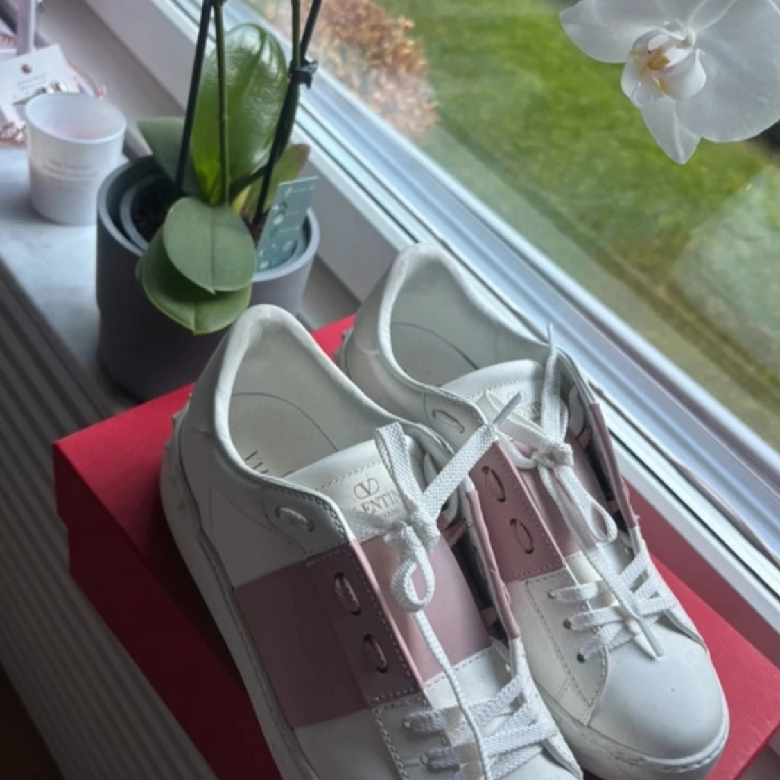 Valentino Garavani vita sneakers med rosa detalj - 1