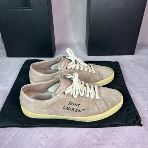 Saint Laurent skor - Mycket fint skick, box och dustbag medföljer🙌 | Size EU 43 | fraktar spårbart inom 24 timmar | för att köpa klicka ”köp nu” | vid frågor eller funderingar skriv en meddelande | följare får bättre rabatter🙌