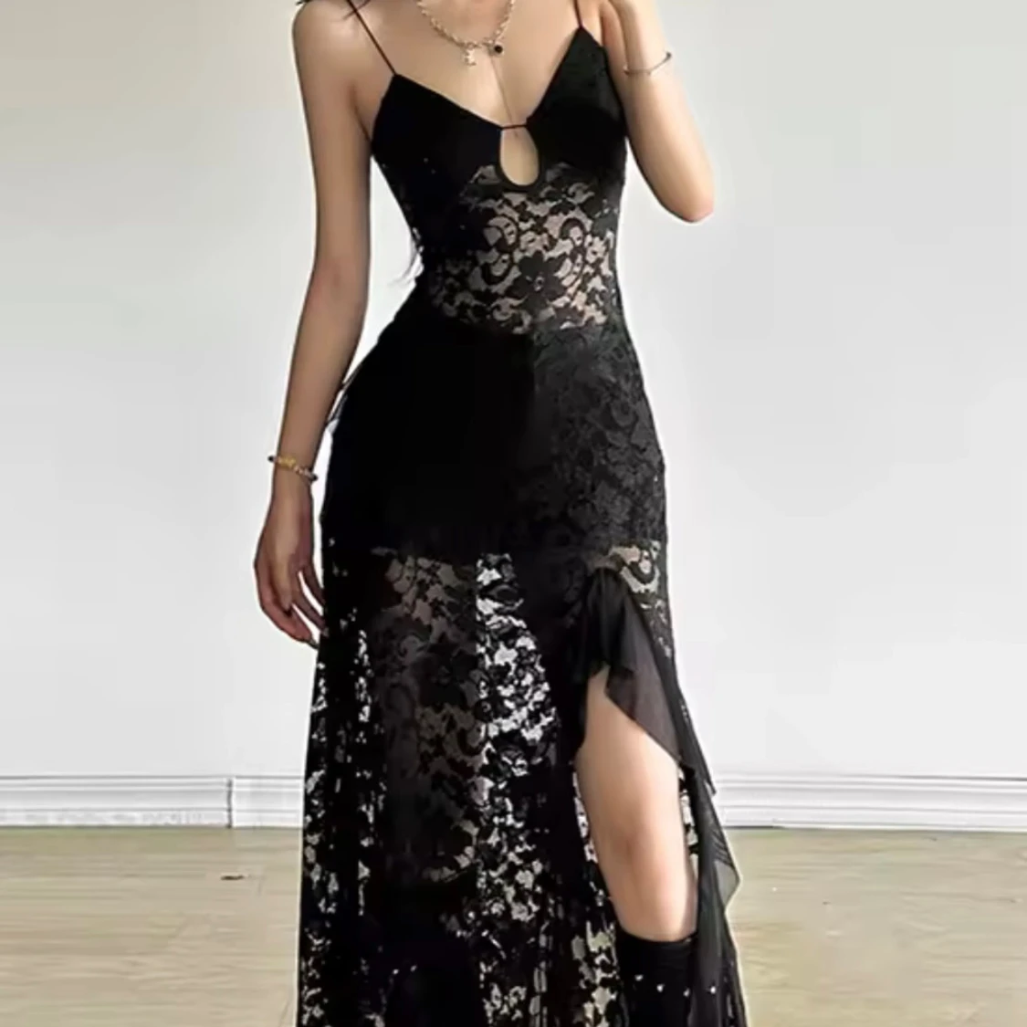 Svart spetsklänning med volanger - 4