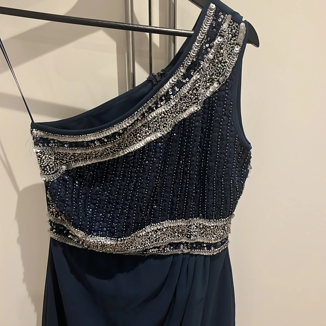 Marinblå långklänning med paljetter - 1