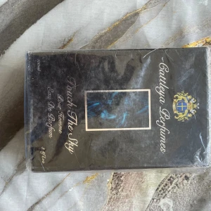 Touch The Sky Eau De Parfum - Parfymen Touch The Sky från Cattleya Perfumes, 100 ml, tillverkad i Sverige. Ingredienser: Alcohol Denat., Parfum, Aqua, Benzyl Salicylate, Limonene, Coumarin, Alpha-Isomethyl Ionone, Linalool, Eugenol, Citral, Benzyl Benzoate, Hydroxycitronellal.