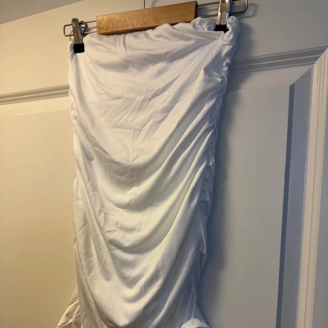 Vit långklänning med volang och slits - 4