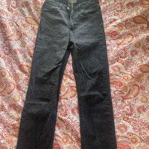 Svarta skinny jeans från Gina Tricot  - Svarta skinny jeans från Gina Tricot i storlek 34. Använt fåtal gånger och är normal i storleken.