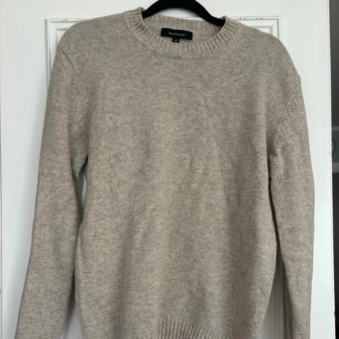 Beige stickad tröja från Paul & friends